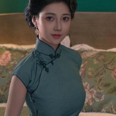 색, 계 탕웨이풍 의상 입은 모델