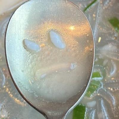 밥 먹는데 뭐지? 날 한심하게 쳐다보네..