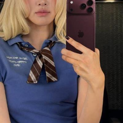 버건디 아이폰 들고 포즈 취하기