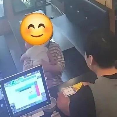 카드 결제해주던 중 아기가 너무 예뻐서 물어봄.jpg
